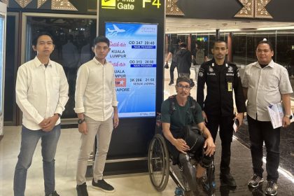 Petugas imigrasi mengawal WNA Amerika Serikat tersebut ke negara asalnya melalui penerbangan internasional dengan rute Jakarta–Singapura.