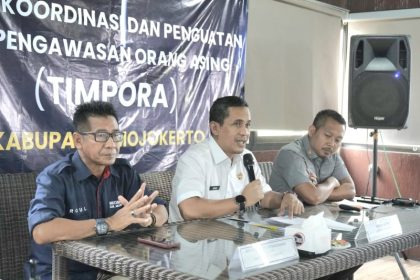 Kepala Kantor Imigrasi Surabaya, Agus Winarto, memberikan arahan pada pembukaan rapat koordinasi (rakor) Timpora di Kabupaten Mojokerto.