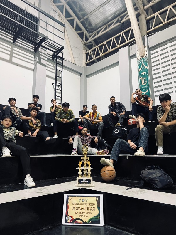Tim Basket SMAMDA berpose dengan piala dari kejuaraan Libels Cup 2025.