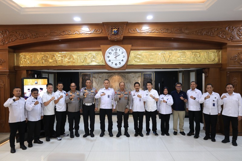 Kapolda Jatim Irjenpol Nanang Avianto foto bersama jajaran Kemenkum, Kemenimipas, dan Kemenham usai audiensi di Mapolda Jawa Timur.