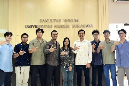 Tim Bola Basket Fakultas Hukum Unesa foto bersama usai mendapatkan pembekalan dari Dekan Arinto Nugroho S.H., S.P.d., M.H.