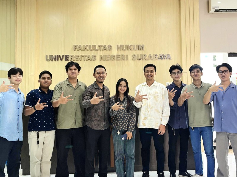 Tim Bola Basket Fakultas Hukum Unesa foto bersama usai mendapatkan pembekalan dari Dekan Arinto Nugroho S.H., S.P.d., M.H.