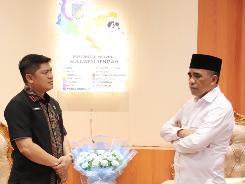 Kakanwil BPN Sulawesi Tengah, Muh Tansrih bersama Gubernur Anwar Hafid.