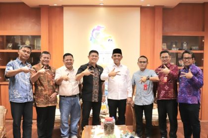 Kepala Kantor Wilayah Badan Pertanahan Nasional (BPN) Provinsi Sulawesi Tengah, Muh. Tansri, S.Si.T., S.H., M.H., QRMP bersama jajaran foto bersama Gubernur Anwar Hafid.