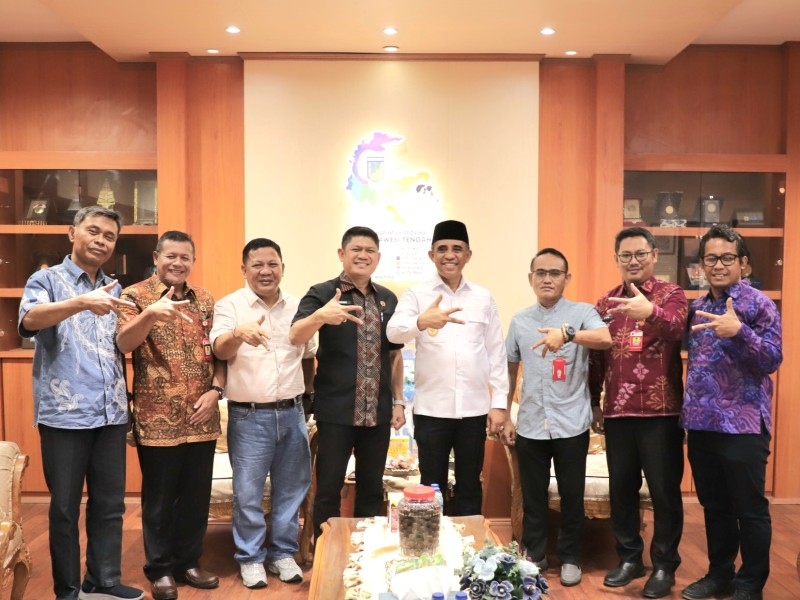 Kepala Kantor Wilayah Badan Pertanahan Nasional (BPN) Provinsi Sulawesi Tengah, Muh. Tansri, S.Si.T., S.H., M.H., QRMP bersama jajaran foto bersama Gubernur Anwar Hafid.