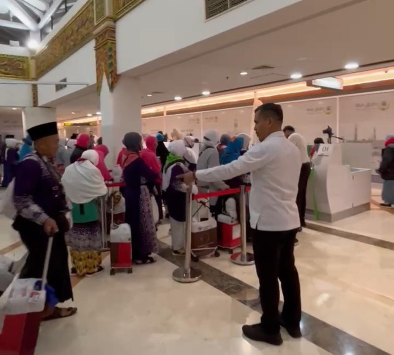 Kakanim Agus Winarto ikut memantau jemaah haji pada Embarkasi Surabaya yang hendak berangkat ke Bandara Internasional Juanda.