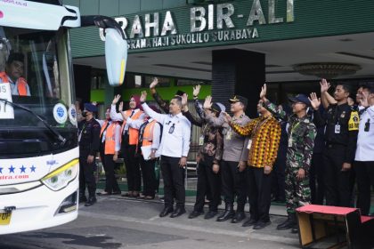 Kepala Kantor Imigrasi Surabaya, Agus Winarto, bersama jajaran lain ikut melepas keberangkatan jemaah haji dari Embarkasi Surabaya.
