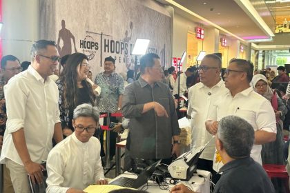 Kepala Kantor Wilayah Kemenkumham Kepri, Ujo Sujoto mendampingi Direktur Visa dan Dokumen Perjalanan Ditjen Imigrasi, Tato Juliadin Hidayawan, dalam kegiatan Eazy 1000 Passport.