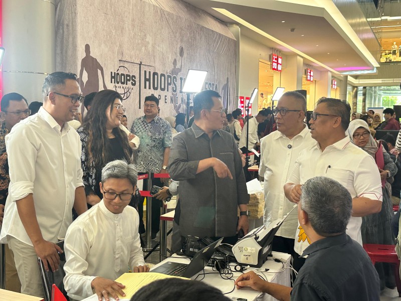 Kepala Kantor Wilayah Kemenkumham Kepri, Ujo Sujoto mendampingi Direktur Visa dan Dokumen Perjalanan Ditjen Imigrasi, Tato Juliadin Hidayawan, dalam kegiatan Eazy 1000 Passport.