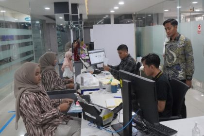 Petugas Imigrasi Semarang melayani pemohon paspor di hari Sabtu, sebagai bentuk pendekatan kepada masyarakat.