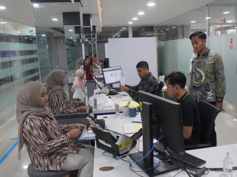 Petugas Imigrasi Semarang melayani pemohon paspor di hari Sabtu, sebagai bentuk pendekatan kepada masyarakat.