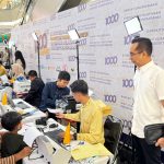 Kepala Kantor Imigrasi Tarempa, Ferry Khrisdiyanto, memantau kegiatan eazy passport.