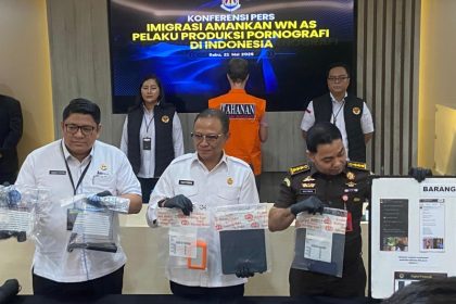 Plt Dirjen Imigrasi, Yuldi Yusman didampingi Kasubdit Verico Sandi dan jajaran menunjukan barang bukti dalam rilis pengungkapan perkara WNA Amerika Serikat yang diduga membuat konten pornografi di Indonesia.