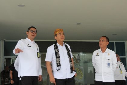 Kepala Kantor Imigrasi Semarang, Guntur Sahat Hamonangan, Wakil Menteri Imigrasi dan Pemasyarakatan Silmy Karim, dan Kakanwil Ditjen Imigrasi Jawa Tengah Is Edy Ekoputranto meninjau gedung baru Kantor Imigrasi Semarang.