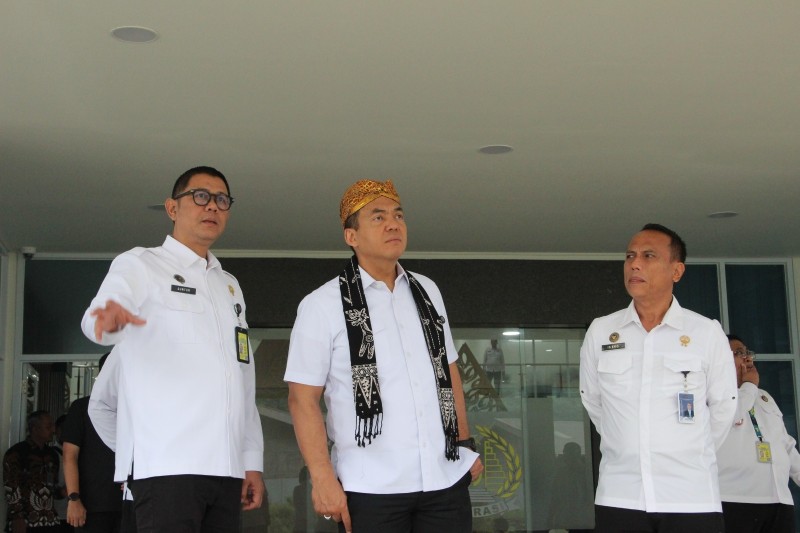 Kepala Kantor Imigrasi Semarang, Guntur Sahat Hamonangan, Wakil Menteri Imigrasi dan Pemasyarakatan Silmy Karim, dan Kakanwil Ditjen Imigrasi Jawa Tengah Is Edy Ekoputranto meninjau gedung baru Kantor Imigrasi Semarang.