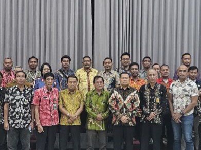 Para Lurah dan pejabat setingkat Kelurahan di wilayah administrasi Kantor Pertanahan Kota Surabaya I foto bersama usai kegiatan rakor.