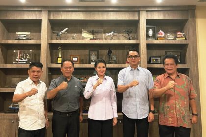 Kakanwil Ditjen Imigrasi Maluku Utara, Mohammad Ridwan dan jajaran foto bersama Gubernur Sherly Tjoanda usai melakukan audiensi.