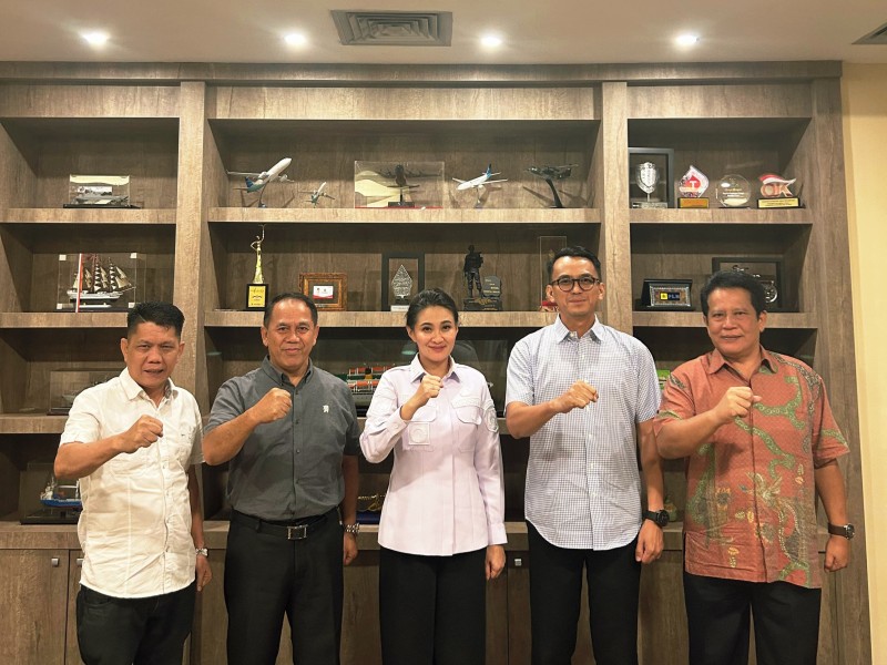 Kakanwil Ditjen Imigrasi Maluku Utara, Mohammad Ridwan dan jajaran foto bersama Gubernur Sherly Tjoanda usai melakukan audiensi.