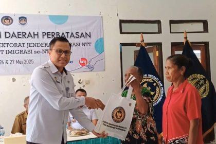 Kepala Kantor Imigrasi Kupang, Nanang Mustofa memberikan bantuan kepada warga kurang mampu dalam kegiatan bakti sosial.