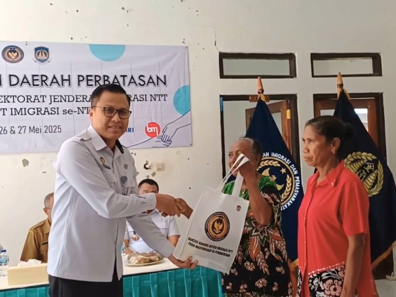 Kepala Kantor Imigrasi Kupang, Nanang Mustofa memberikan bantuan kepada warga kurang mampu dalam kegiatan bakti sosial.