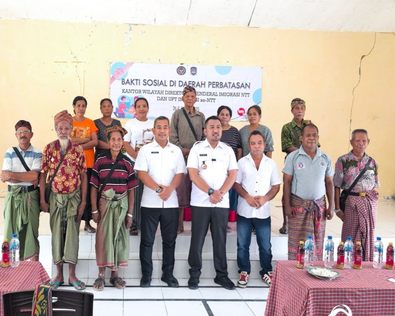 Jajaran Kantor Imigrasi Atambua foto bersama dengan warga usai menerima bantuan dari kegiatan bakti sosial yang diprakarsai Kanwil Ditjen Imigrasi Provinsi NTT.