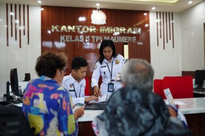 Petugas imigrasi melayani warga negara asing untuk keperluan pelayanan keimigrasian pada Kantor Imigrasi Maumere.