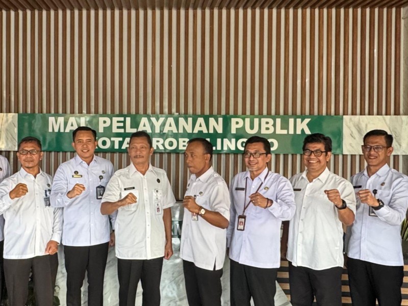 Rombongan Deputi Kemenko Kumham foto bersama dengan jajaran Kantor Imigrasi Malang.
