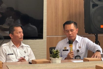 Asdep Kemenko Kumham, Herdaus (kiri), mendengarkan paparan dari Kepala Kantor Imigrasi Malang, Anggoro Widjanarko.