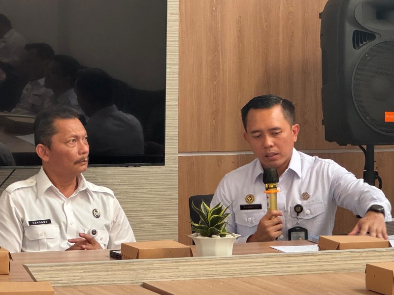 Asdep Kemenko Kumham, Herdaus (kiri), mendengarkan paparan dari Kepala Kantor Imigrasi Malang, Anggoro Widjanarko.