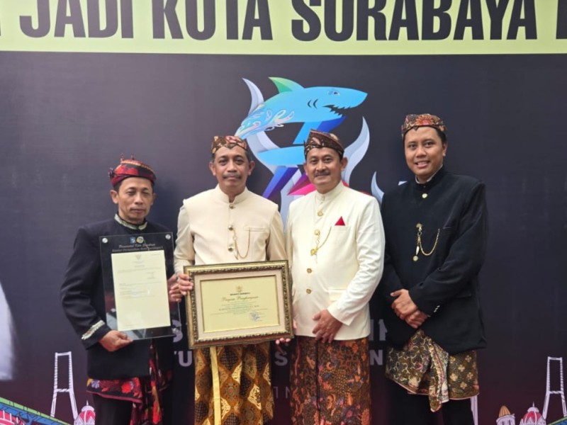 Jajaran Kantor Pertanahan Surabaya I menunjukkan penghargaan yang diraih tepat di HJKS ke-732 di Balai Kota Surabaya.