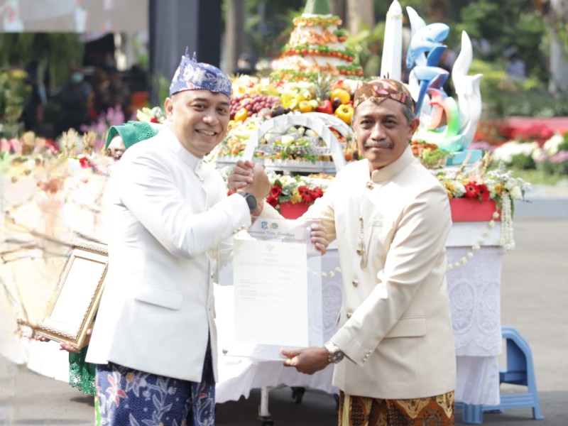 Kepala Kantor Pertanahan Kota Surabaya I, Kartono Agustiyanto, menerima piagam penghargaan dari Wali Kota Surabaya, Eri Cahyadi.