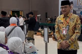 Kakanwil Ditjen Imigrasi Jawa Timur, Pamuji Raharja, berbincang dengan jamaah haji dinihari tadi.