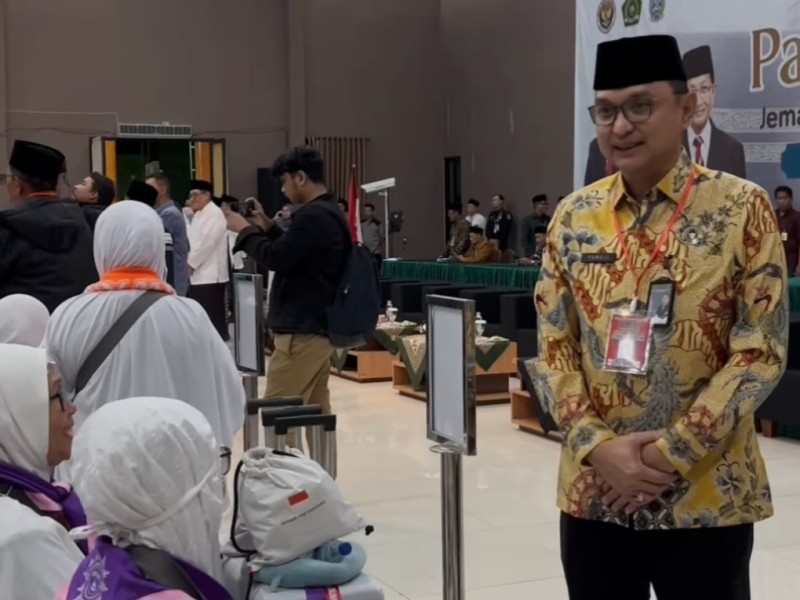 Kakanwil Ditjen Imigrasi Jawa Timur, Pamuji Raharja, berbincang dengan jamaah haji dinihari tadi.
