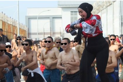 Nampak warga binaan di Rutan Medaeng Surabaya terlihat antusias mengikuti setiap gerakan instruktur senam.