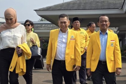 Wakil Ketua Umum Adies Kadir (dua dari kiri) mendampingi Ketum Golkar Bahlil Lahadalia saat tiba di Bandara Internasional Juanda, Sidoarjo.