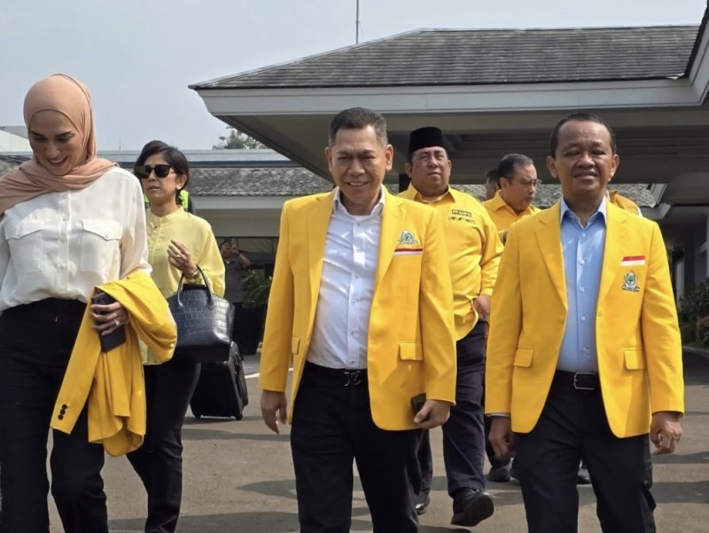 Wakil Ketua Umum Adies Kadir (dua dari kiri) mendampingi Ketum Golkar Bahlil Lahadalia saat tiba di Bandara Internasional Juanda, Sidoarjo.