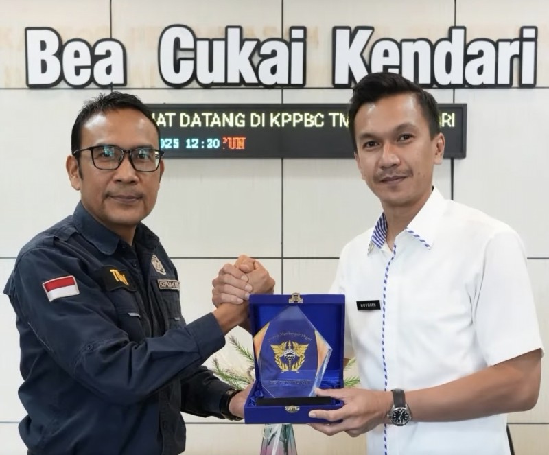 Kepala Kantor Imigrasi Kelas ITPI Kendari, Muhammad Novrian Jaya, menerima cenderamata dari Kepala Kantor Bea Cukai Tony Riduan P Simorangkir.