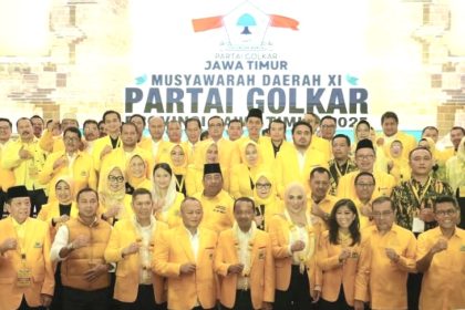 Pengurus Golkar Jatim foto bersama Ketum DPP Golkar Bahlil Lahadalia, dan sekjen Sarmuji.