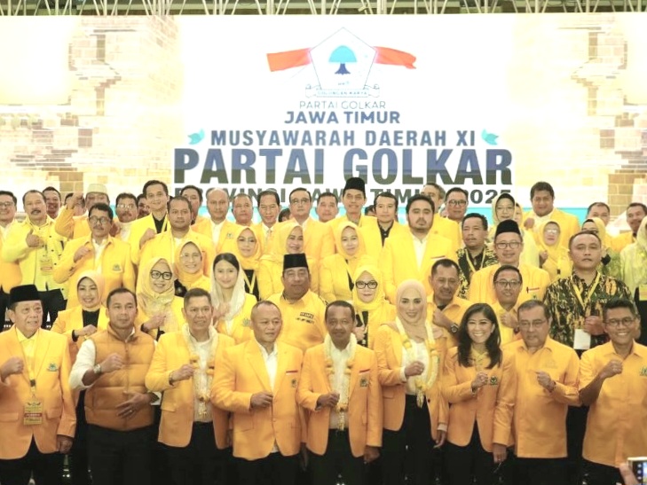 Pengurus Golkar Jatim foto bersama Ketum DPP Golkar Bahlil Lahadalia, dan sekjen Sarmuji.