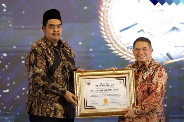 Kakanwil BPN Jatim, Asep Heri (kanan) menerima penghargaan dalam ajang GPA 2025.
