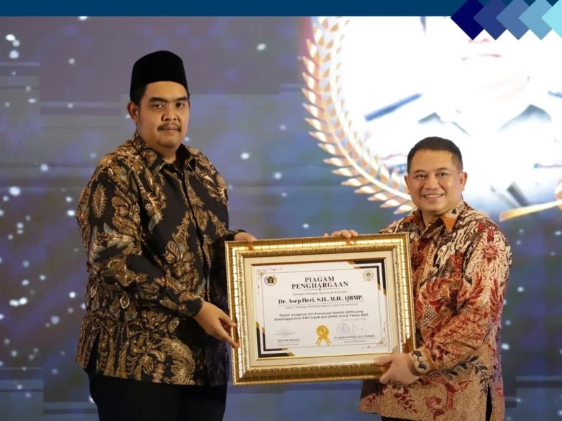 Kakanwil BPN Jatim, Asep Heri (kanan) menerima penghargaan dalam ajang GPA 2025.