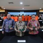 Pelaksana Tugas (Plt) Direktur Jenderal Imigrasi, Yuldi Yusman didampingi Direktur Kepatuhan Internal Barron Ichsan menunjukkan papor milik WNA yang telah diamankan.