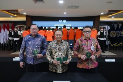 Pelaksana Tugas (Plt) Direktur Jenderal Imigrasi, Yuldi Yusman didampingi Direktur Kepatuhan Internal Barron Ichsan menunjukkan papor milik WNA yang telah diamankan.