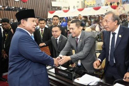 Wakil Ketua DPR RI, Dr. Ir. H. Adies Kadir, SH, MHum, berjabat tangan dengan Presiden Prabowo Subianto dalam pembukaan PUIC.
