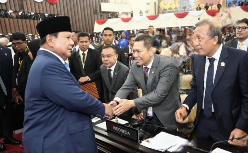 Wakil Ketua DPR RI, Dr. Ir. H. Adies Kadir, SH, MHum, berjabat tangan dengan Presiden Prabowo Subianto dalam pembukaan PUIC.