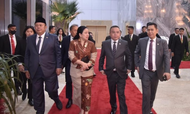 Adies Kadir (kanan) bersama Ketua DPR RI Puan Maharani dan para Wakil Ketua DPR lainnya.
