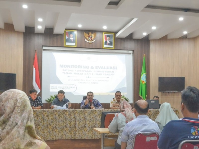Kegiatan rapat monitoring dan evaluasi (monev) percepatan sertifikasi tanah wakaf dan rumah ibadah di Kantor Pertanahan Kabupaten Gresik. 