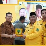 Wakil Ketua DPR RI Adies Kadir menerima cenderamata pada kegiatan Diklat Kader Nasional PP AMPG.