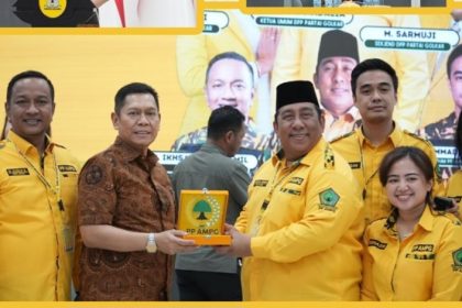 Wakil Ketua DPR RI Adies Kadir menerima cenderamata pada kegiatan Diklat Kader Nasional PP AMPG.