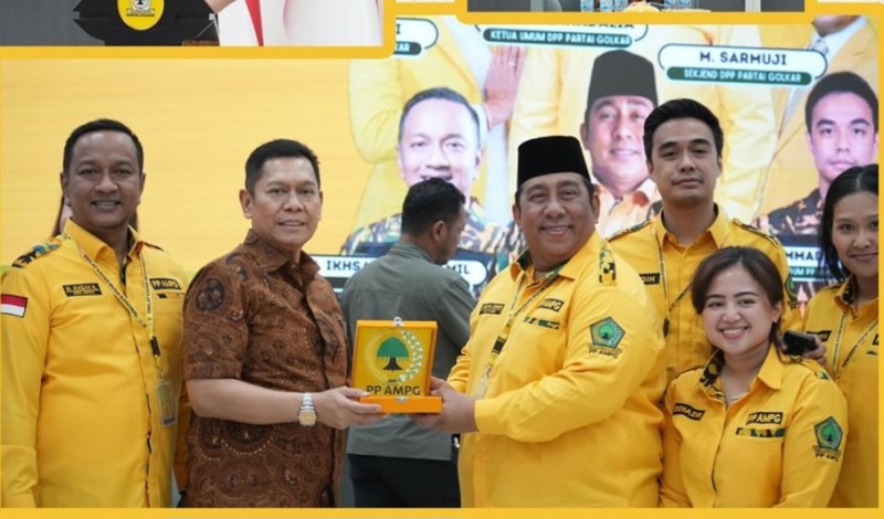 Wakil Ketua DPR RI Adies Kadir menerima cenderamata pada kegiatan Diklat Kader Nasional PP AMPG.
